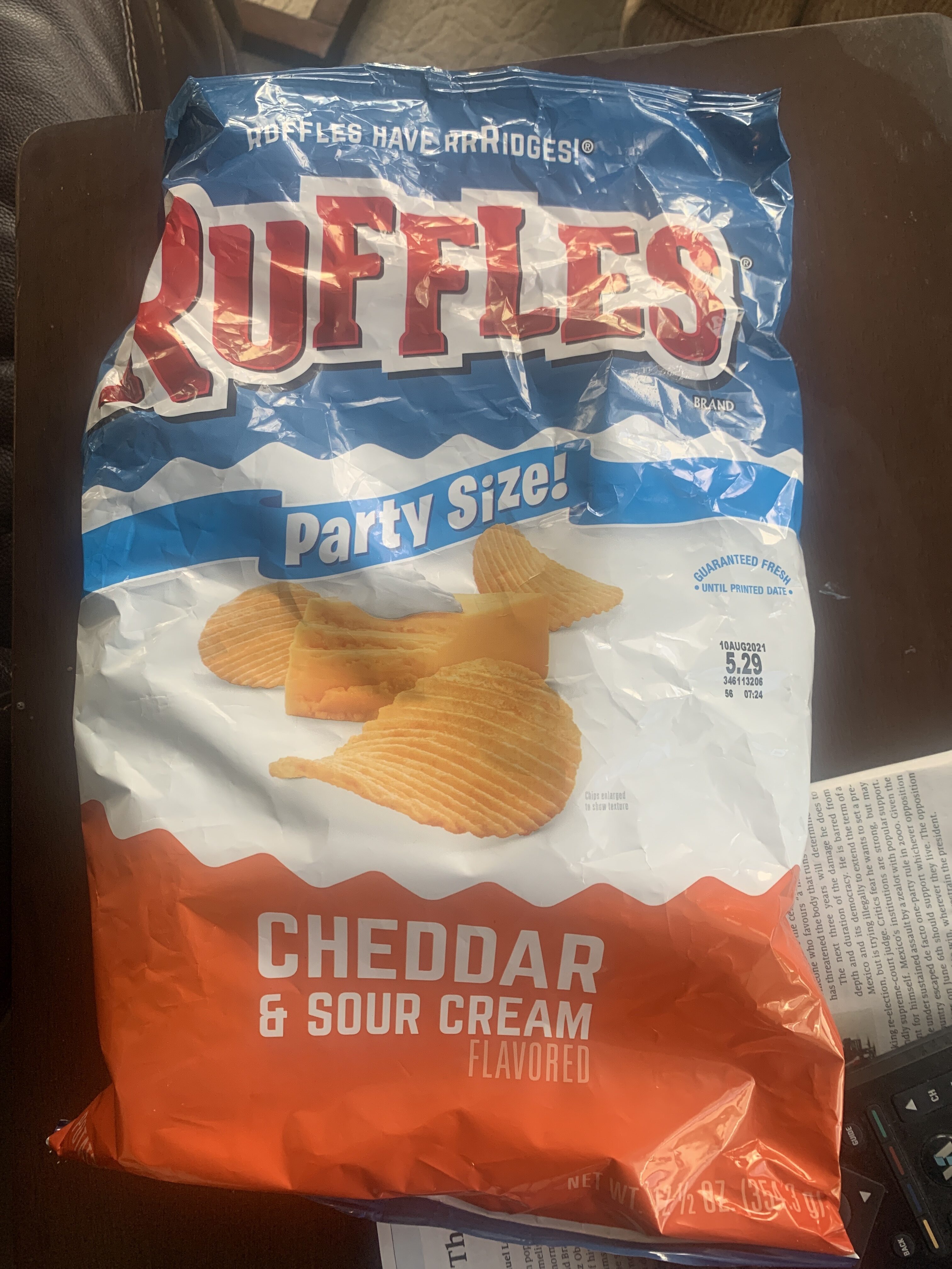 Ruffles Cheddar & Sour Cream Flavored Potato Chips 8.5 Ounce Plastic Bag - Produit - en