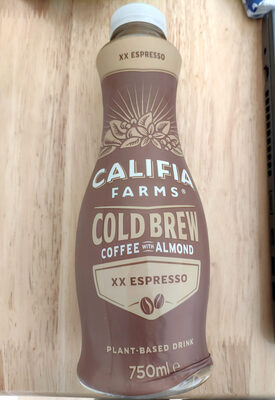 Espresso cold brew coffee with almond - Producto - en
