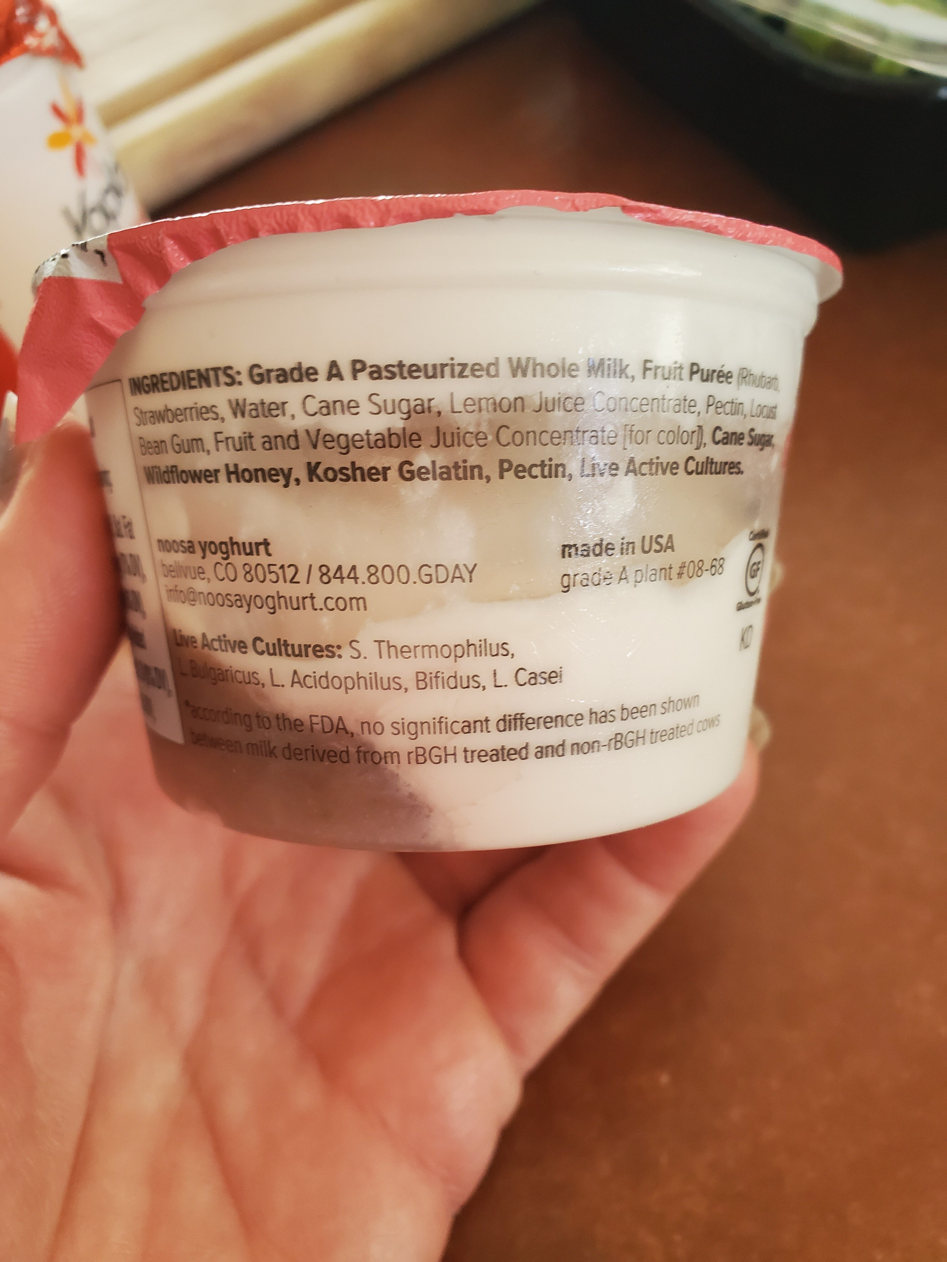 Finest yoghurt Strawberry rhubarb - Ingredients