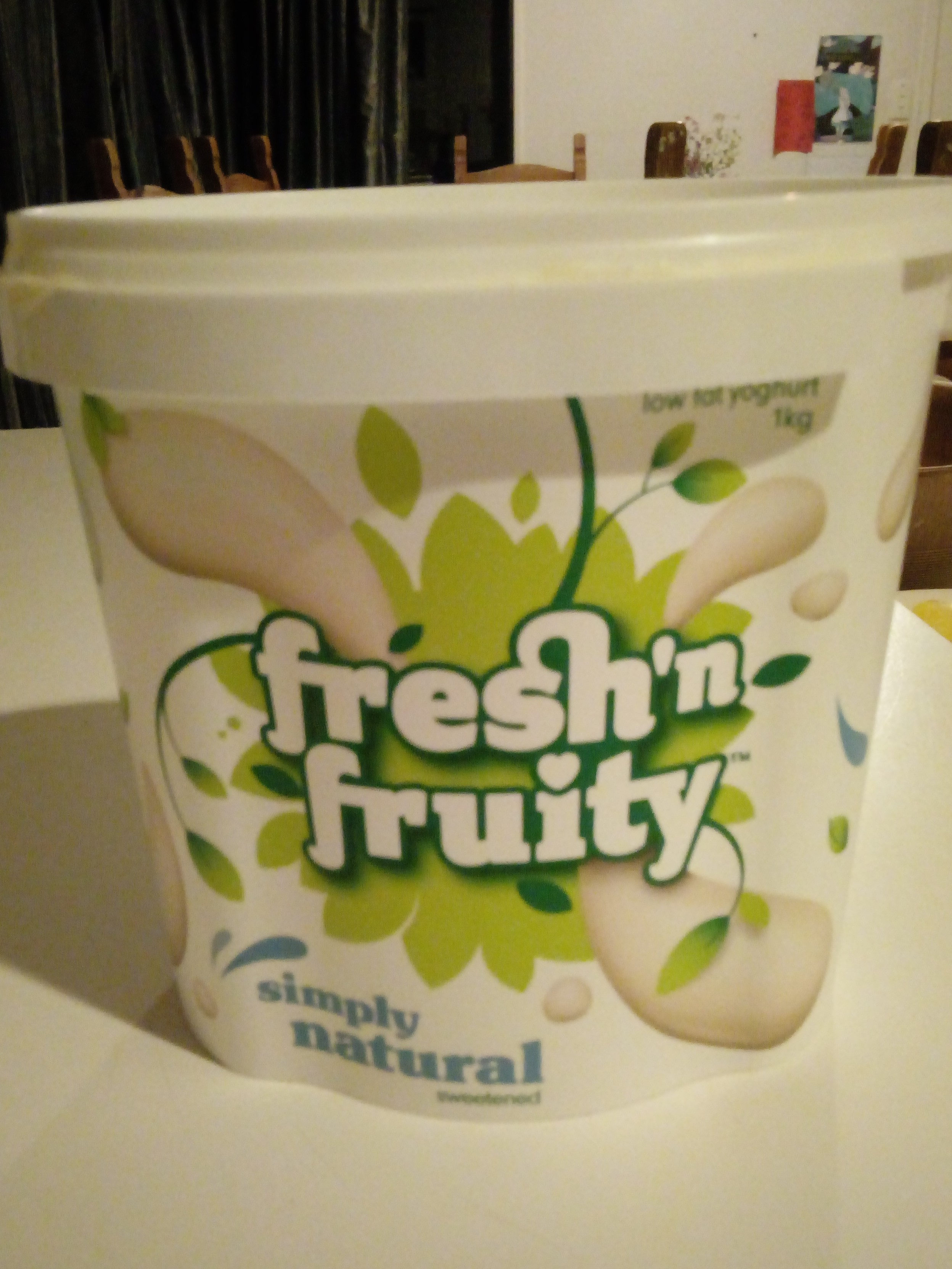 Simply natural sweetened low fat yoghurt - Product